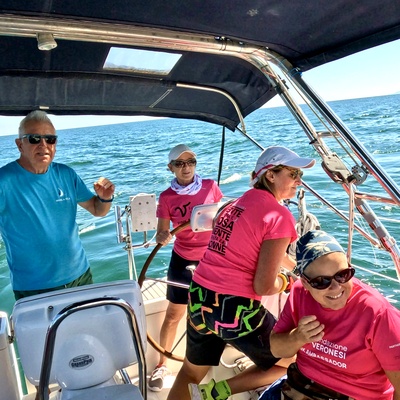 Equipaggio Pink Ambassador in mare